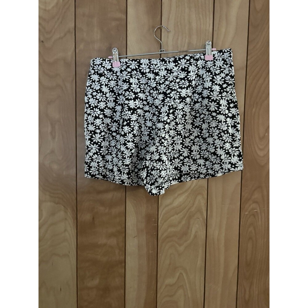 LOFT black and white daisy floral pull-on shorts linen blend material Size‎ M